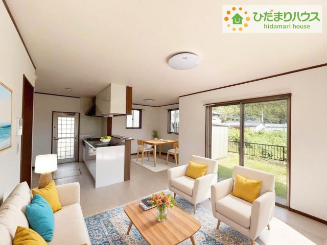 北茨城市磯原町上相田　中古戸建の居間・リビング|大きな窓から差し込む光でいっぱいのリビング　休日もつい家にいる時間が長くなりそうです※家具・家電はCGになります。