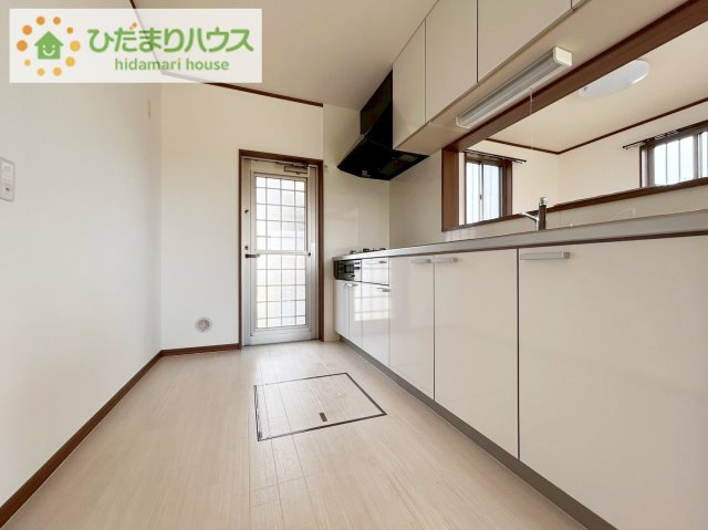 北茨城市磯原町上相田　中古戸建のキッチン|シンプルなシステムキッチン♪広々としていてお料理をするのにも十分な広さがあります！お子様とお菓子作りをしたり、新しいお料理に挑戦したり毎日の家事が楽しくなりそうです！