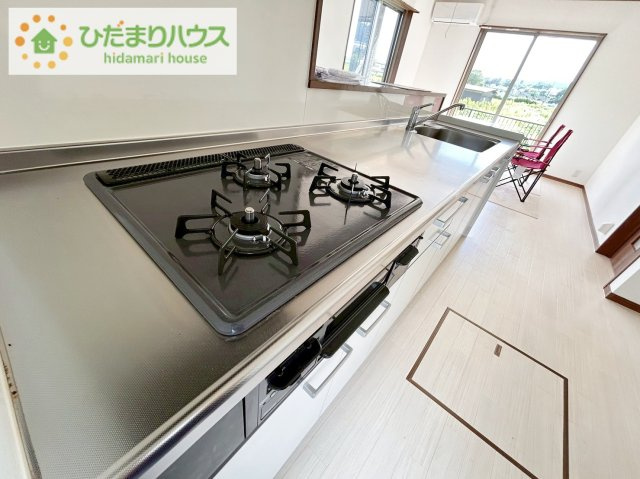 北茨城市磯原町上相田　中古戸建のキッチン|3口コンロと収納豊富なキッチンで、ママの毎日のお料理もはかどります☆