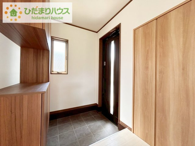 北茨城市磯原町上相田　中古戸建の玄関|丁度良い靴箱のサイズ♪これだけあれば家族全員の靴がしまえてスッキリ(^O^)