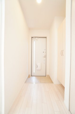 【玄関】 | ラ・ヴィータ | ※同物件・反転タイプの写真です。