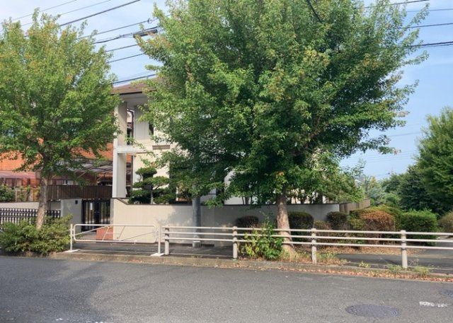 【外観】 | 家を建てる場合、方位は要チェックです。現実的に日当たりのよい家ならばリビングは南側、建築基準法でも北側に当たる家への配慮は求められています。土地を見学に行く際は、方位磁針を持って行くようにしましょう。