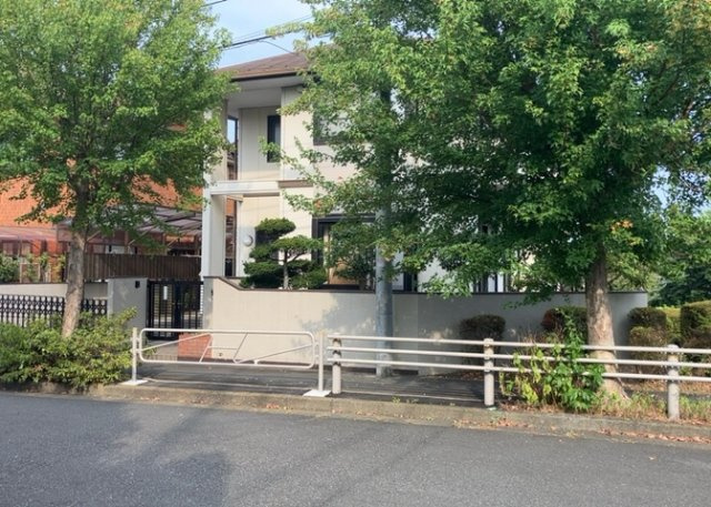 【外観】 | 土地を買う際、住む地域の自治体や福祉の補助制度にも注目してみましょう。子供や老人の医療補助やゴミ出しのルールなど、自治体によってルールに大きな違いがあるため、暮らしやすい土地で判断するとよいでしょう。
