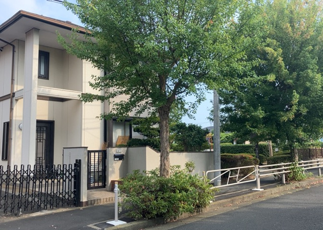 【外観】 | 人が暮らすうえで日光は大切な要素となります。日当たりの良さは譲れないポイントですね。併せて近くに大きな建築物の建築予定がないか、あるいはそれが可能な土地が近くにないか事前に確認することもお勧めします。