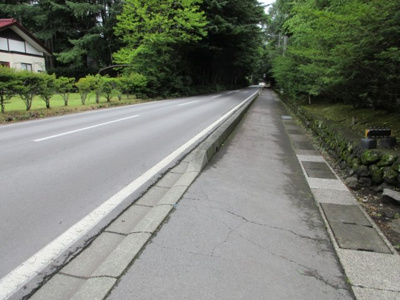 【前面道路含む現地写真】 | 軽井沢上ノ原新築別荘 | 西側