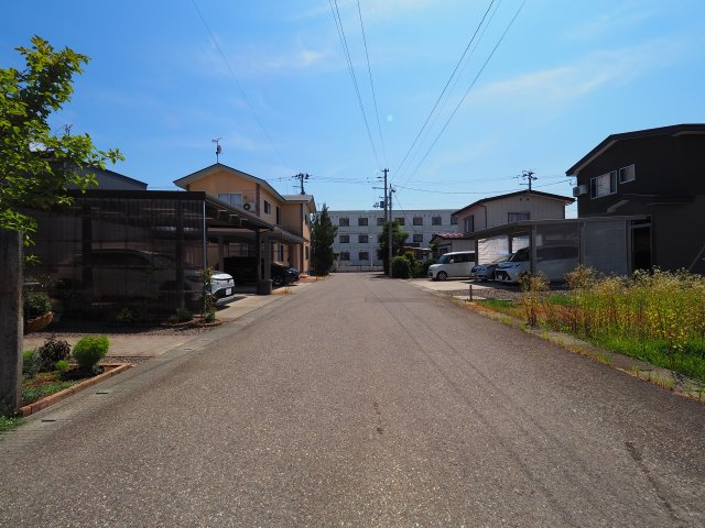 【外観】 | 【建築条件なし】大仙市小貫高畑字曽四川 110.48坪 区画の整った住宅街の２方向接道 西側道路は消雪道路