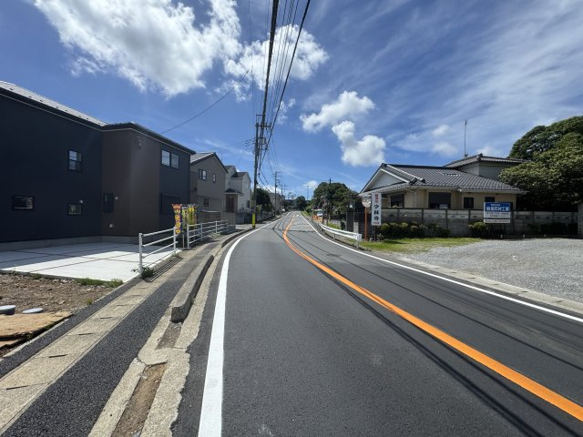 柏市増尾４丁目新築戸建【土小学校：6分】の前面道路含む現地写真|西側前面道路・幅員約10ｍ・歩道スペースつきの安心道路！