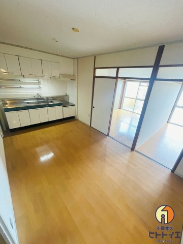 大坪ビルの居間・リビング|ダイニングスペースです