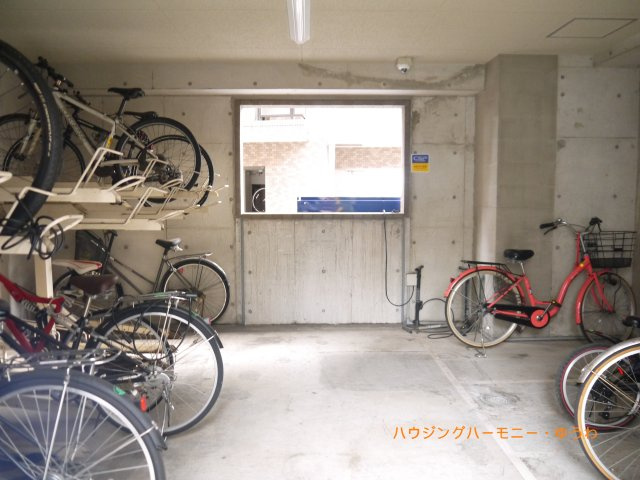 【駐輪場】 | 菱和パレス池袋駅前 | 屋根付きの駐輪場となっていますので、雨の日でも大切な自転車が濡れずに済みます。