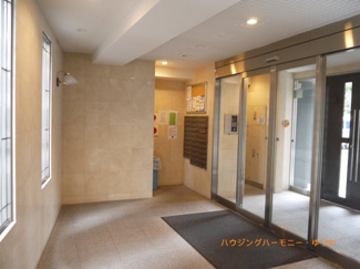 【その他共用部分】 | 重厚感溢れるエントランスは、マンションの優雅さを示す特徴でもあります。