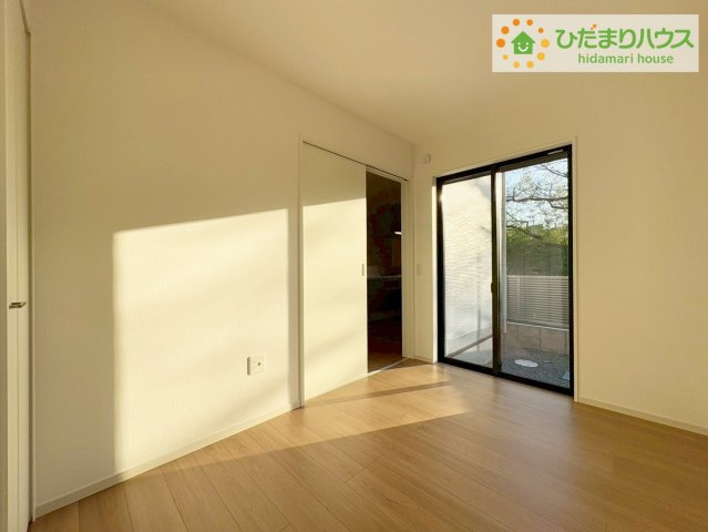 日立市桜川町2期　新築戸建の洋室|窓が多く、明るい空間を演出してくれます(*^^*)