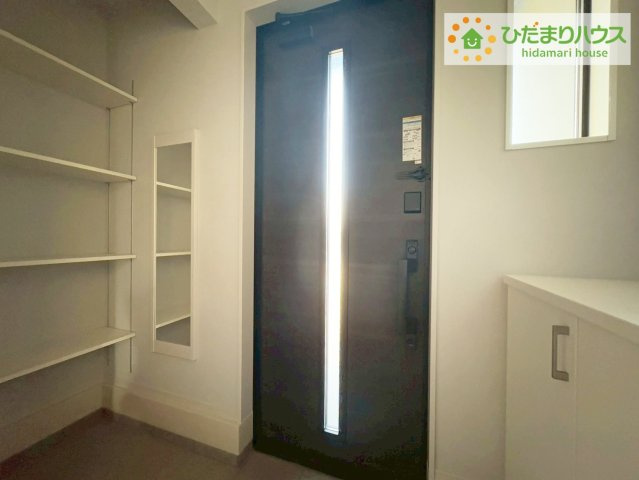 日立市桜川町2期　新築戸建の玄関|天井までの高さがあるタップリ玄関収納、姿見・小引き出し付きなのも便利