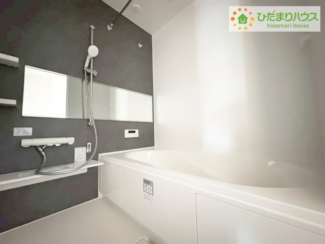 日立市桜川町2期　新築戸建の独立洗面台|三面鏡の大きな鏡は憧れます(^^♪ 鏡の後ろは収納となっていて、細かいものでも収納できるのでスッキリと整理できます！