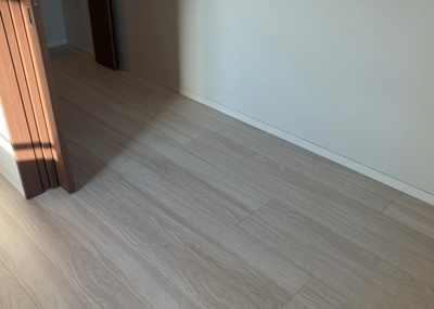 【洋室】 | エクセレントシティ古淵駅前 | 洋室のメリットは重い家具が置きやすく、身の回りが整理しやすいことです。 床がフローリングのため畳とは異なり凹みにくいです。 クローゼットなど収納が豊富で、普段使わない旅行カバンや服の整頓も簡単にです。