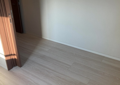 【寝室】 | エクセレントシティ古淵駅前 | 寝室でゆっくりと過ごすためにはベッド周りの適度な空間を担保することや窓の位置、照明の明るさ、寝室の広さなどを考える必要があります。自身や家族の構成とライフスタイルに併せて寝室にする部屋を選びましょう！