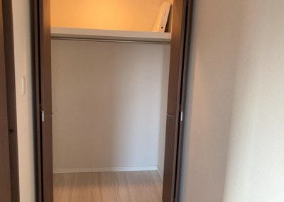 【収納】 | エクセレントシティ古淵駅前 | デザイン性を重視しすぎて収納が少なかった！なんてことにならないため、事前に現地で収納の数を確認しておくことをお勧めします。クローゼット以外にも床下収納や屋根裏収納、パントリーなどもチェックしましょう。