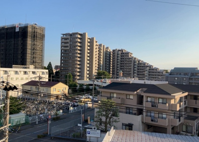 【展望】 | エクセレントシティ古淵駅前 | 眺望の良さを楽しめるダイニングキッチンで家族団らんの時間を過ごしてはいかがでしょうか。バルコニーから見える景色を家族で眺める時間は、時間が経つのを忘れてしまいそうですね。是非、現地を見に行きましょう！