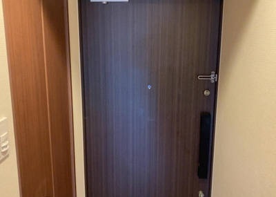 【玄関】 | エクセレントシティ古淵駅前 | 玄関は家の顔でもあり、家族以外の目にも止まる場所です。玄関は外との間を仕切る扉、靴などをしまっておく収納スペース、靴脱ぎのたたきスペース、来客とのやり取りをするドアホンなど複数のアイテムからなります。