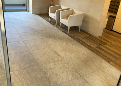 【エントランス】 | エクセレントシティ古淵駅前 | マンションのエントランスには、もともと風よけや防犯の役割がありますが、マンションによって宅配ボックスなどの設備が備わっている所もあります。日々の生活をイメージしながら生活しやすさをチェックしましょう。