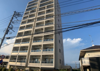 【現況写真】 | エクセレントシティ古淵駅前 | 外観はマンション管理がされているかの目安になります。築年数が古いと、壁面は劣化してひび割れが生じることも！建物が古びていても細かいところが修繕されていると、きちんと管理されているなぁと感じるでしょう。