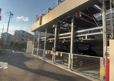 【駐車場】 | エクセレントシティ古淵駅前 | 車一台あたりに必要なスペースは、標準サイズの普通自動車で横幅2m50cm、長さ5mは必要になります。ただし、乗降のことも考慮して横幅3m30cm、長さ5m50cmほどは確保できるところを選びましょう。