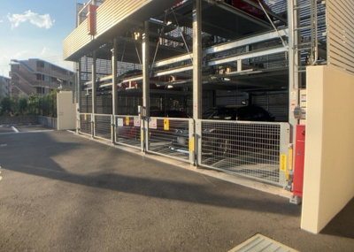 【駐車場】 | エクセレントシティ古淵駅前 | 駐車場と明記されていても、最小スペースでつくられた駐車場だと大型車は駐車できなかったり、出入りしにくくなったりする可能性があります。お車のサイズと購入したい物件の駐車場のサイズを現地で確認しましょう。