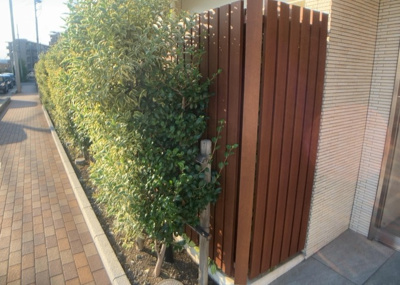 【中庭】 | エクセレントシティ古淵駅前 | 中庭（パティオ）とは、一つの建築物の内部に設けられた、壁などで囲われている庭のことを指します。コの字型、ロの字型が主流ですが、L字型の中庭もあります。最近では、インテリア性の高さからも人気があります。