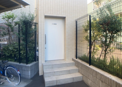 【設備】 | エクセレントシティ古淵駅前 | 共有部分は、住民なら誰もが使える設備のこと。例えば駐車場やエレベーター、インターネット設備、セキュリティ設備などがあります。他にも、マンションの廊下・外部階段やエントランス・ゴミ置き場などがあります。