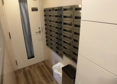 【設備】 | エクセレントシティ古淵駅前 | エントランス付近に設置されている集合ポストは、住んでいる部屋と離れているため、ポストをあさるなど誰かに何かされていても被害に気づきにくいです。入居する時には他人に特定されにくい番号で鍵をかけましょう！