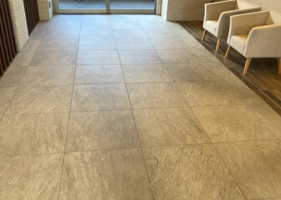 【ロビー】 | エクセレントシティ古淵駅前 | ラウンジは、マンションの共用スペースに椅子やテーブルなどを配置した利用者が寛げる空間です。屋内型ラウンジと屋外型ラウンジがあります。共用部分の管理状況と合わせて、詳細については現地でご確認ください。