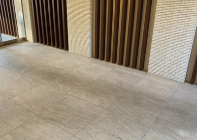 【ロビー】 | エクセレントシティ古淵駅前 | ロビーというと、エントランスと何がちがうの？と思いますよね。実はロビーとエントランスには明確な決まりはありません。物件によっては、エントランスを入って広がるある程度の広さのある空間がロビーとなります。