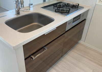 【キッチン】 | エクセレントシティ古淵駅前 | 標準的なシステムキッチンの横幅は、165cm～300cm程度です。2100・2400・2550・2700などミリ単位で表記されます。普段どのように料理をするのかを想定しながら合ったサイズを選びましょう