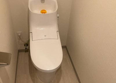 【トイレ】 | エクセレントシティ古淵駅前 | トイレは大きさや形、機能、抗菌性などが異なる多種多彩なタイプが各メーカーから出ています。それぞれに良さがあるため、事前にどういったタイプのトイレがいいのかをご家庭内で決めて、内見に行くといいでしょう。