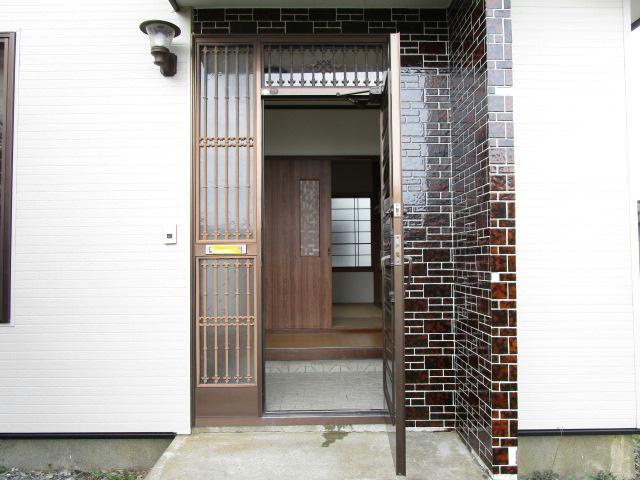 武佐1-26-27貸家の玄関