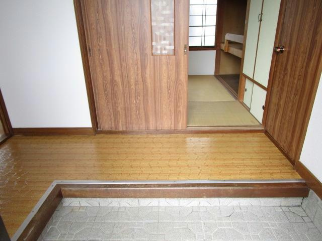 武佐1-26-27貸家の玄関