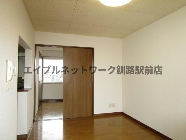 ヴォーンリッヒ緑ヶ岡の居間・リビング