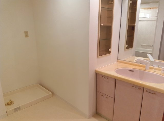 ステイツ苦楽園の独立洗面台|独立洗面台、小物を置くことができて便利です