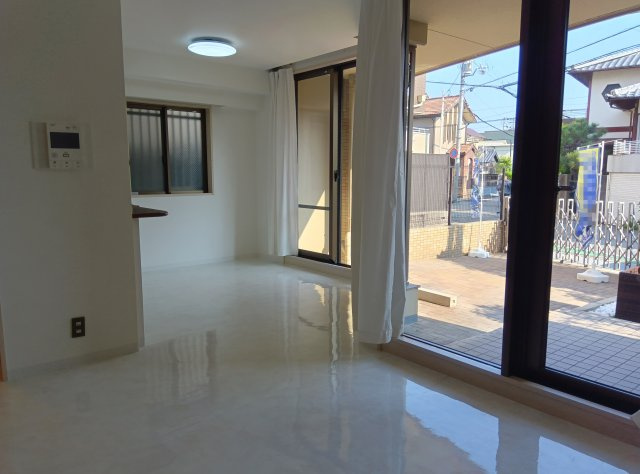 ステイツ苦楽園の居間・リビング|リビングはハイサッシ窓と大理石調の白い床が明るく開放感ある住空間を叶えます！