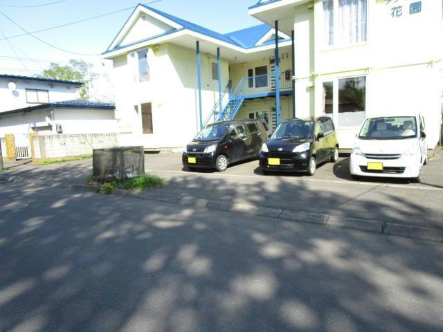 ラフィーネ花園の駐車場