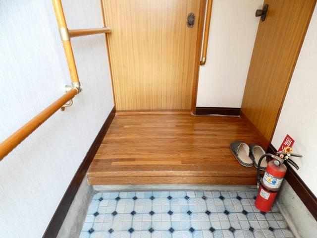 フラワーハイツ（緑ヶ岡）の玄関