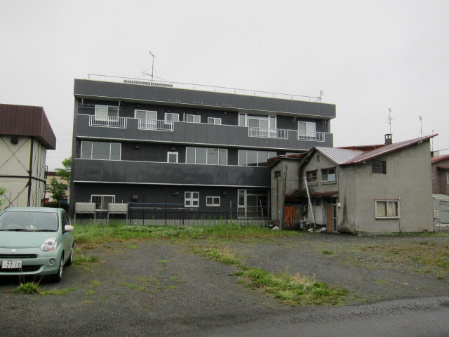 理興産業ビルの駐車場
