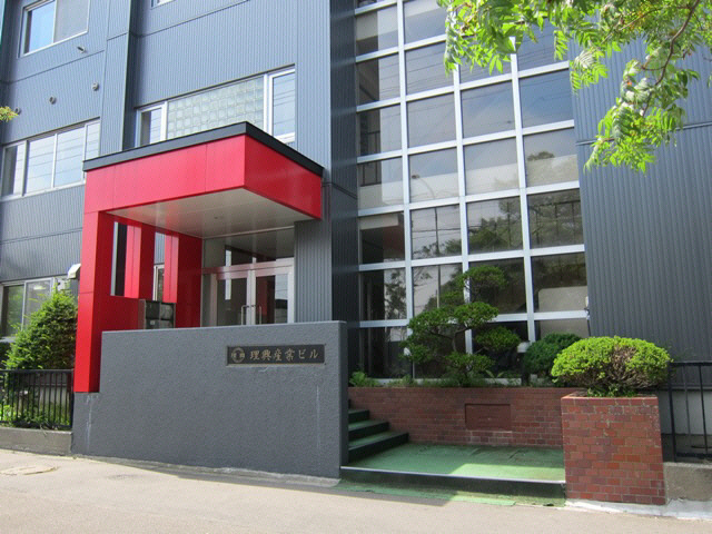 理興産業ビルのエントランス