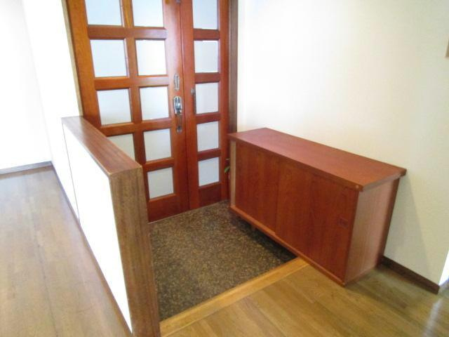 理興産業ビルの玄関