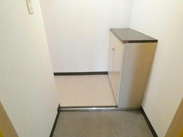 ハイツテクノスの玄関