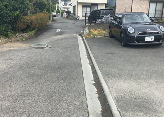 【外観】 | 土地購入を検討されている場合、境界杭がない状態で購入してしまうと境界確定測量をする必要があり、費用がかかります。購入の前に、売主、隣土地所有者立ち合いのもと境界を確定し境界杭を設置するのがベストです。