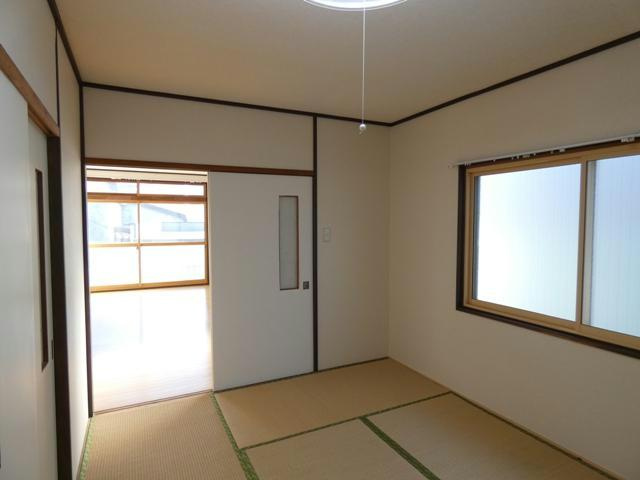 川北町4-17テラスハウスの居間・リビング