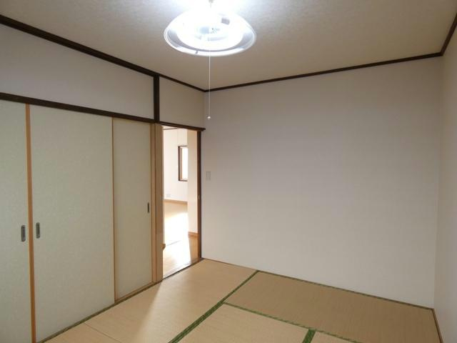 川北町4-17テラスハウスの居間・リビング