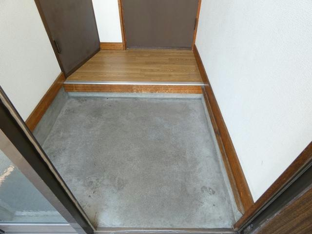 川北町4-17テラスハウスの玄関