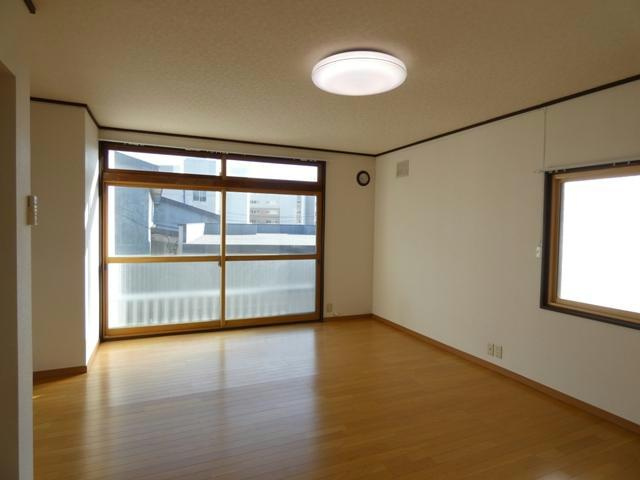 川北町4-17テラスハウスの居間・リビング