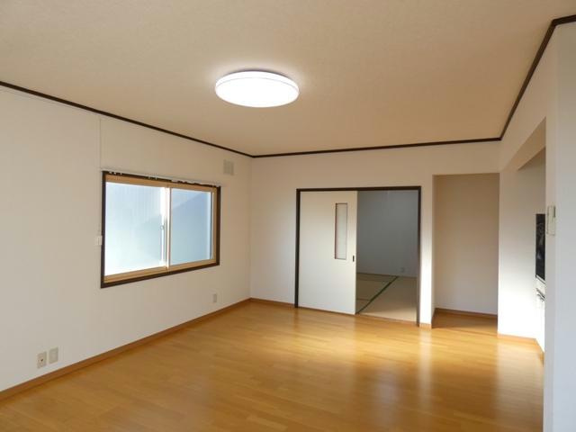 川北町4-17テラスハウスの居間・リビング